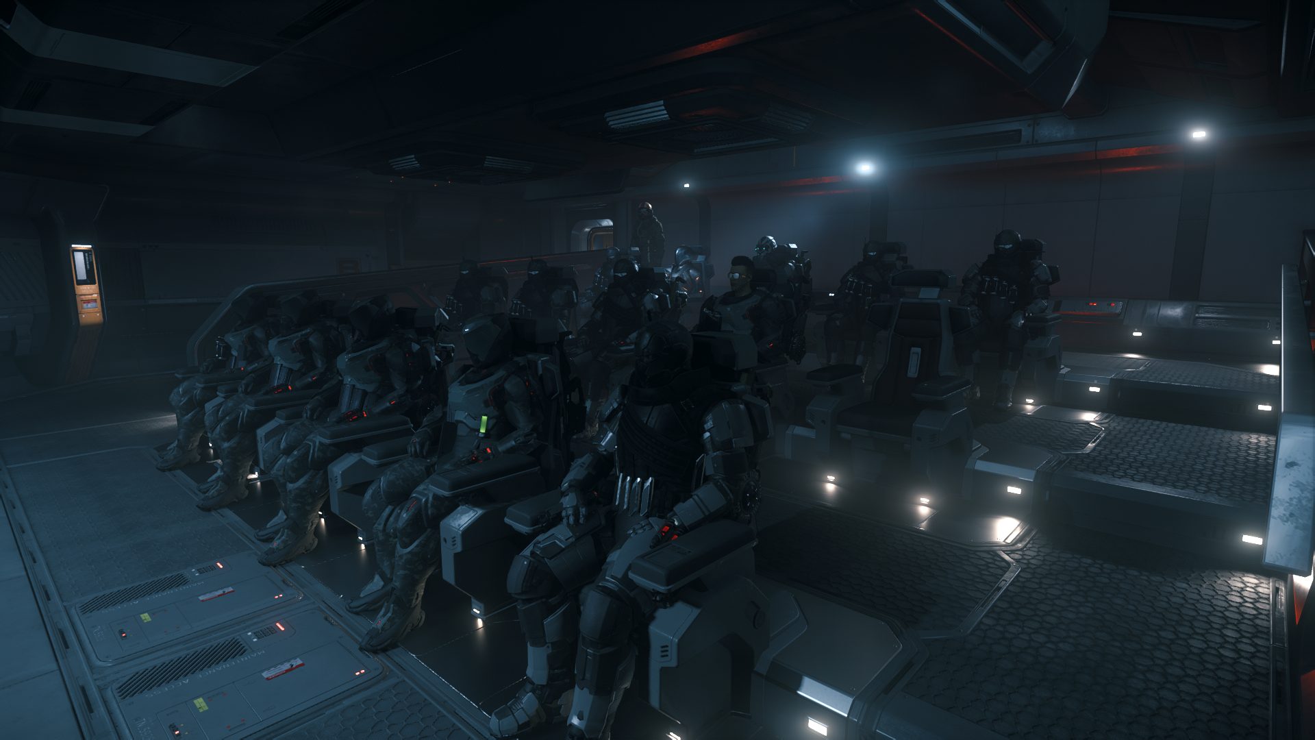 Membres de DAWNSTAR en armure, assis en rangs dans une salle de briefing avant une opération, dans Star Citizen