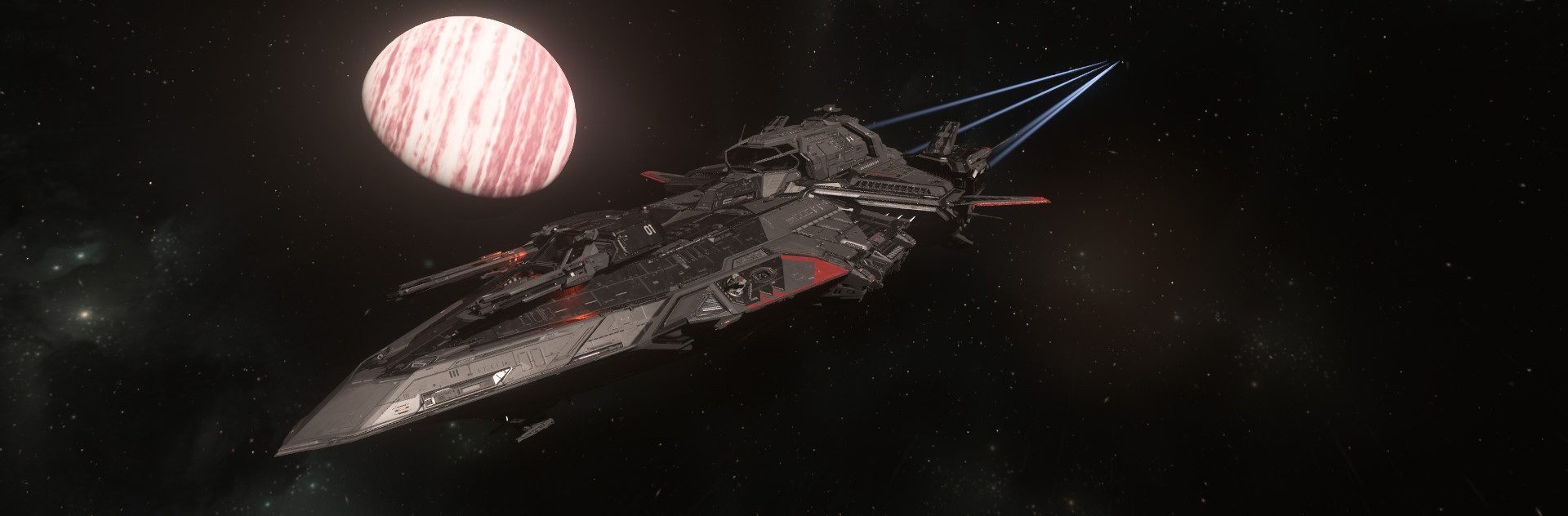 Un vaisseau de guerre gris et rouge en vol dans l'espace, réacteurs allumés, devant une planète rose striée, dans Star Citizen