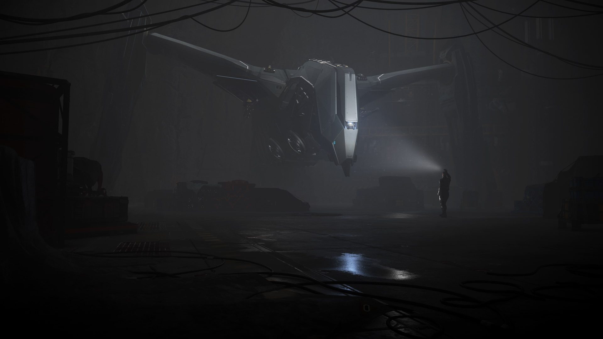 Un Prowler en vol stationnaire dans un hangar plongé dans la brume, éclairé par la lampe d'une silhouette au sol, dans Star Citizen