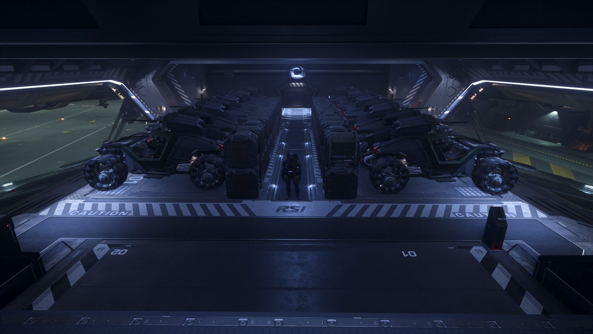 Une soute de vaisseau remplie de véhicules alignés de part et d'autre, un pilote debout au centre, dans Star Citizen