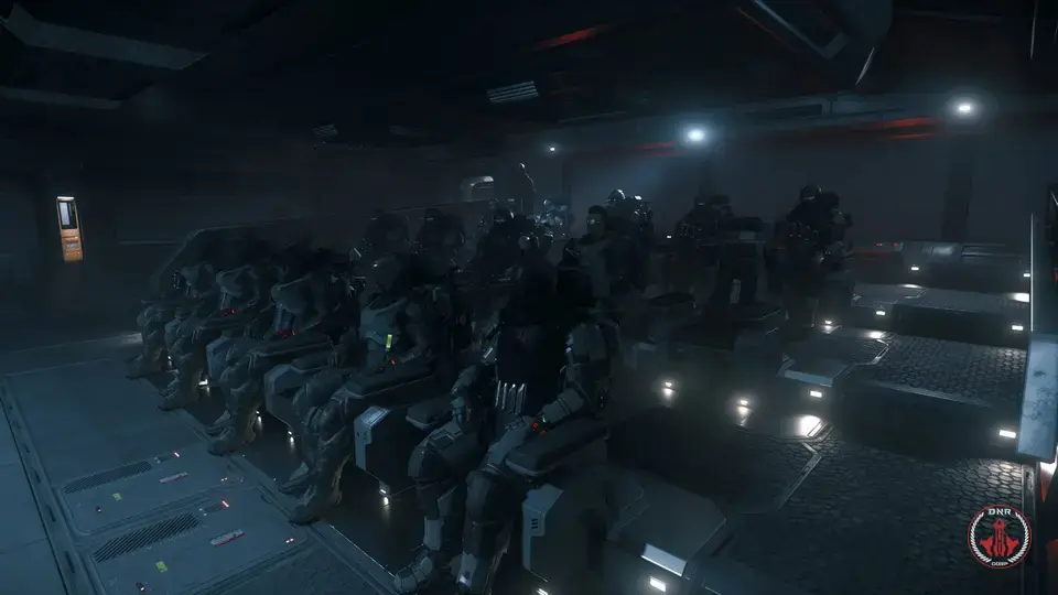 Membres de DAWNSTAR en armure, assis en rangs dans une salle de briefing avant une opération, dans Star Citizen