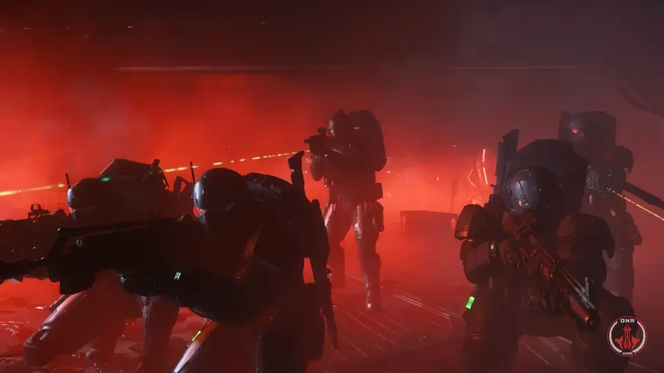 Une escouade en armure avance arme au poing dans une fumée rouge, sous des tirs laser, dans Star Citizen