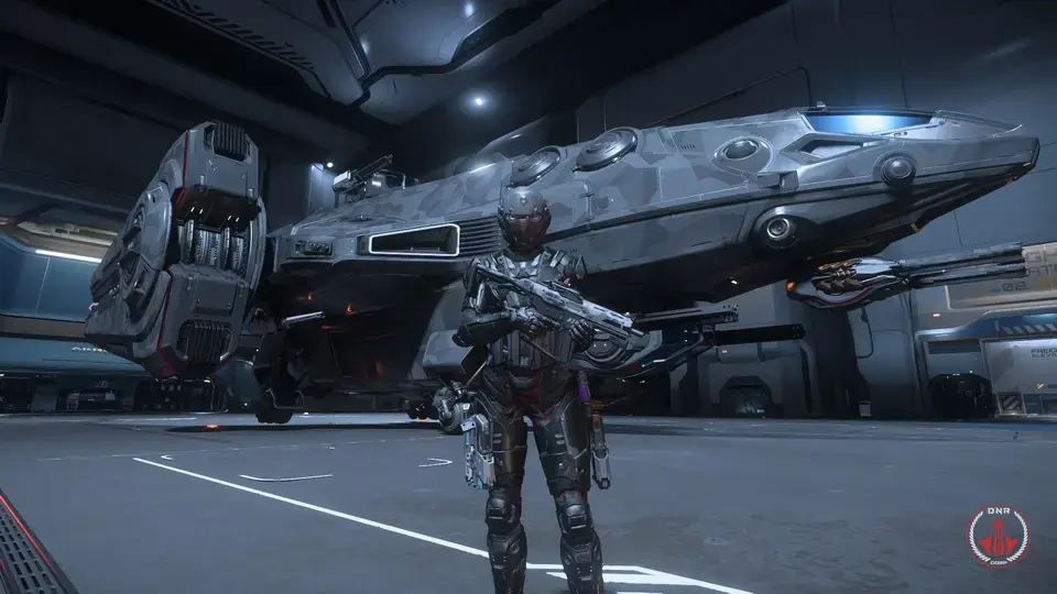 Un joueur en armure lourde, fusil en main, devant un vaisseau posé dans un hangar, dans Star Citizen