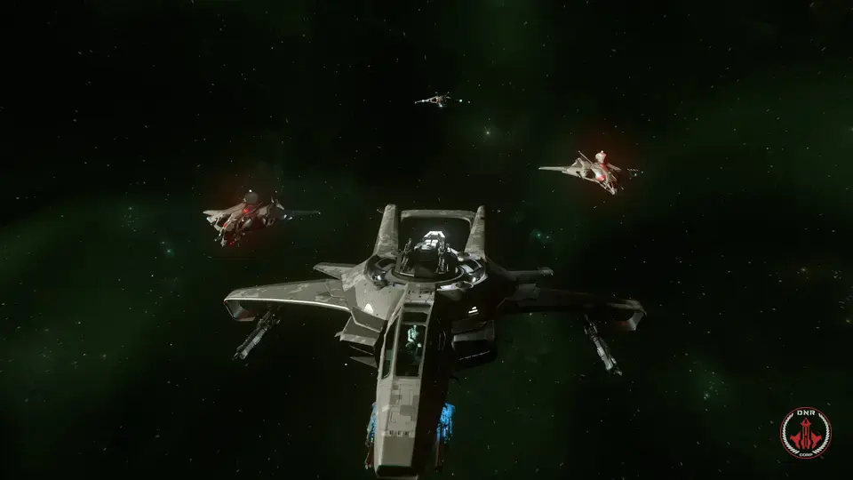 Quatre chasseurs volant en formation dans l'espace, sur fond de nébuleuse verte, dans Star Citizen